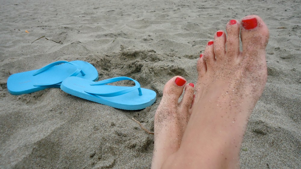 sandy pedi in essie too too hot