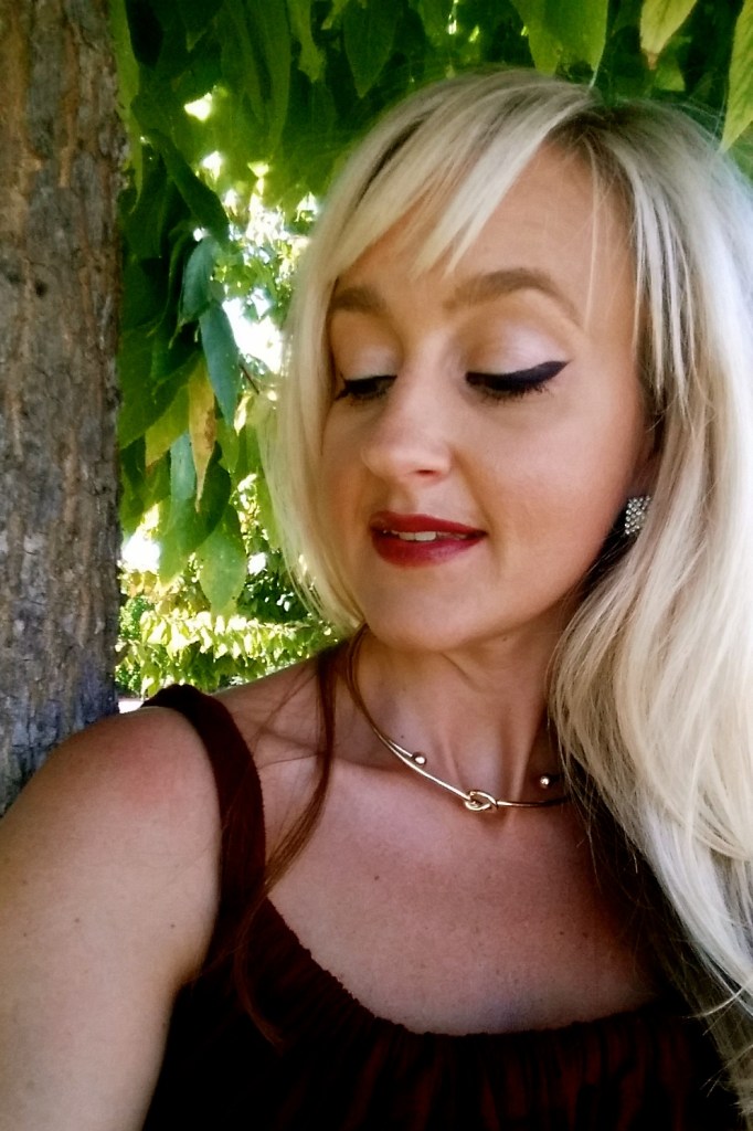 Eye Look Using mark. On the Edge Liquid Liner