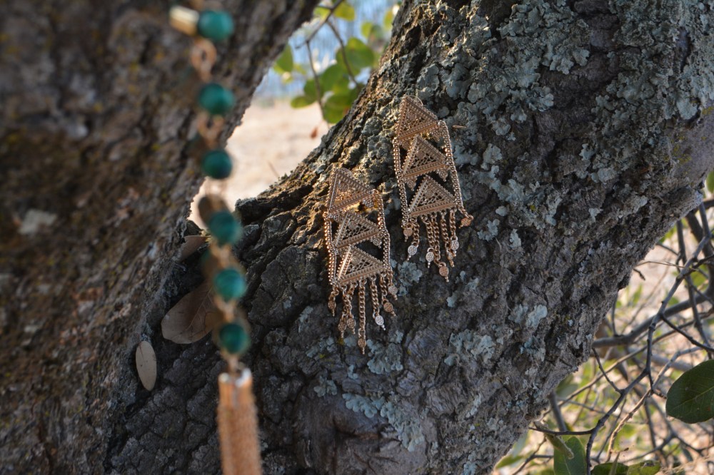 Mix in with the other obsessors or wear alone!