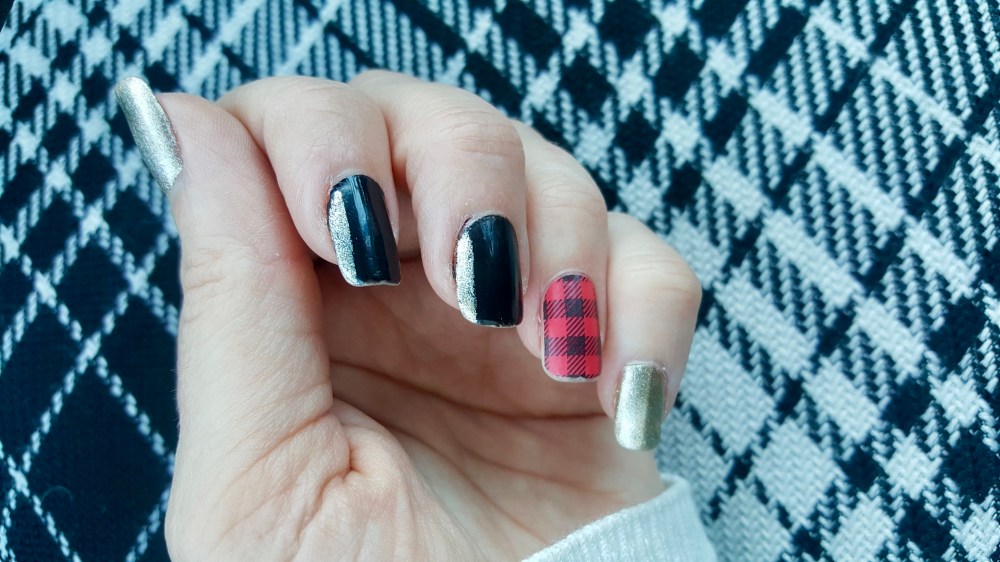 Buffalo Plaid Mani for Christmas