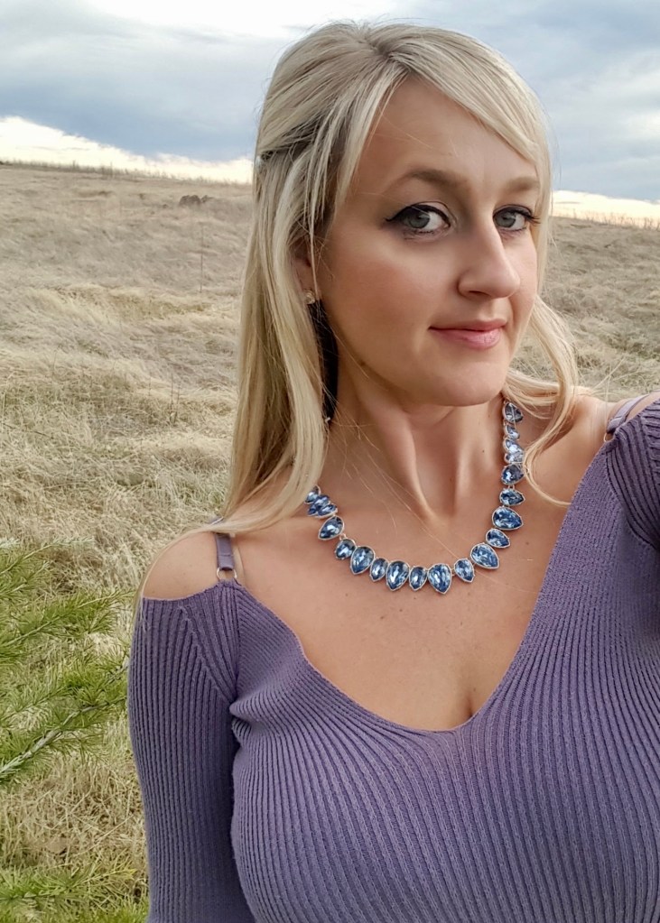 Avon Winter Soft Blue Sparkle Necklace
